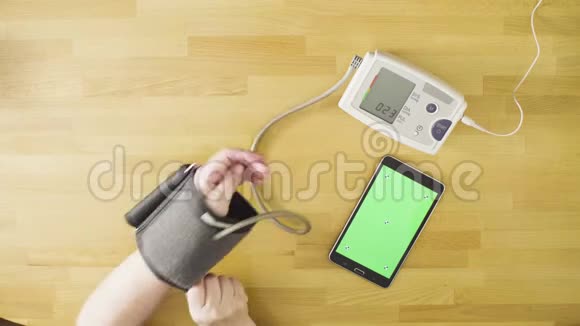 一位测量自己血压的老年妇女视频的预览图