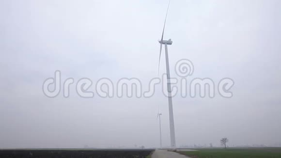两台风力涡轮机视频的预览图