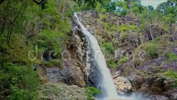 从绿树瀑布到湖泊的空中观景瀑布视频的预览图