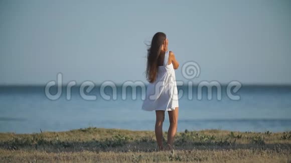 在海边穿白色裙子的女人视频的预览图