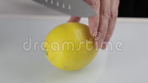 女人把柠檬切成两半厨师刀切柑橘类水果视频的预览图