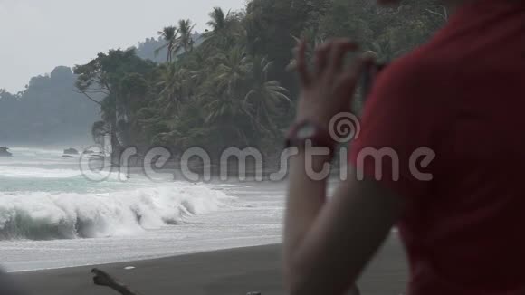 沙滩海浪和游客视频的预览图