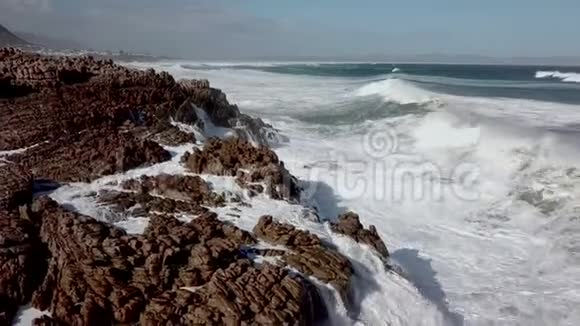 波浪冲破岩石海岸线视频的预览图