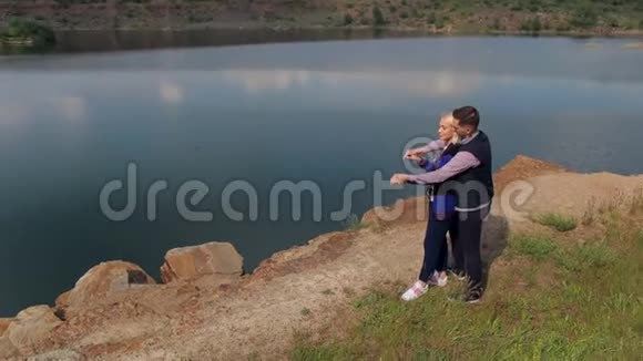 一对相爱的情侣在美丽的湖边拥抱视频的预览图