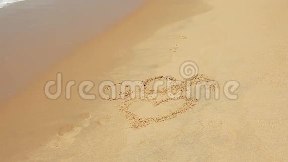 波浪接触沙子视频的预览图