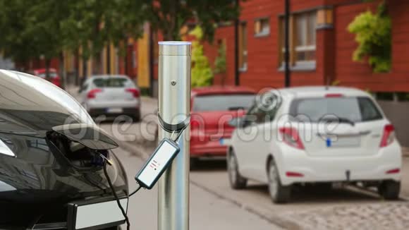 电动车在房屋附近停车场充电充电过程指示灯闪烁视频的预览图