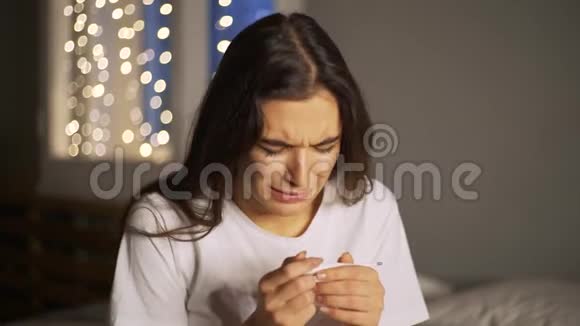 悲伤的女人看着怀孕测试意外的哭声视频的预览图
