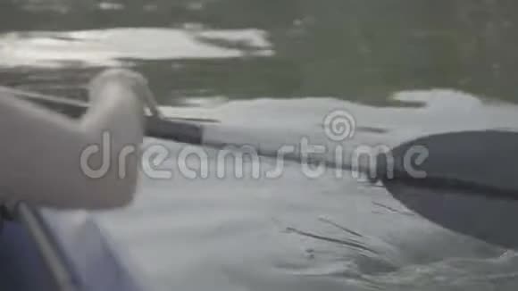 划船划桨的女孩视频的预览图