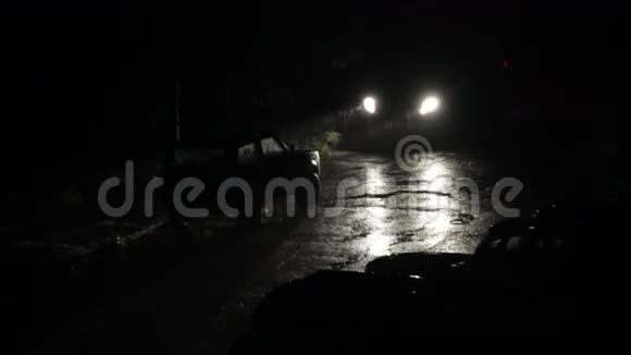 晚上下雨时汽车开走了视频的预览图