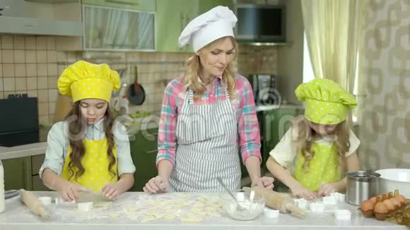有孩子的女人厨房视频的预览图