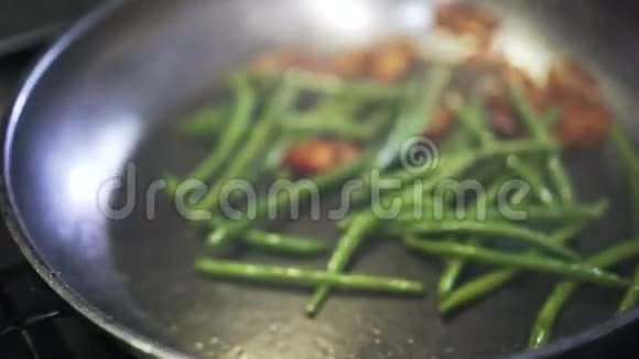 绿芦笋和辣椒炒和搅拌视频的预览图