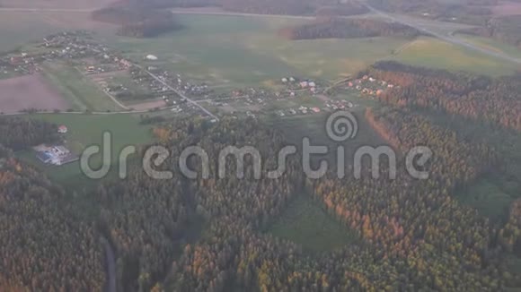 飞越俄罗斯的田野和村庄视频的预览图