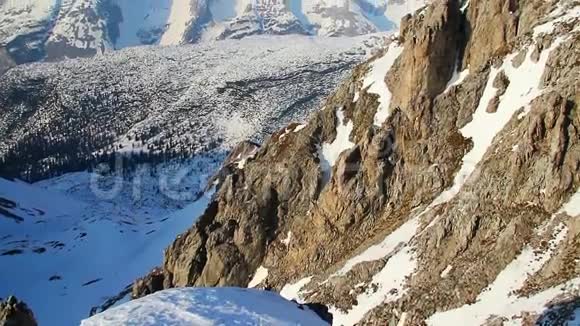 阿尔卑斯山顶上有冰川的雪山脊的垂直景观视频的预览图