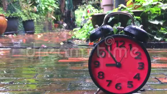 一个红色闹钟在下雨时加速视频的预览图