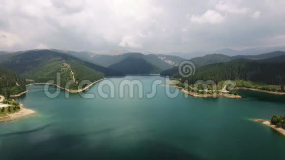 湖光山色的鸟瞰图视频的预览图
