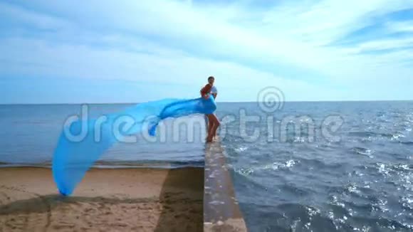 浪漫的一对海上假日暑假怀孕夫妇视频的预览图