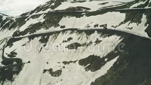 恩杜罗之旅驾着马车在白种人大雪纷飞的冬季山区高飞4k视频的预览图