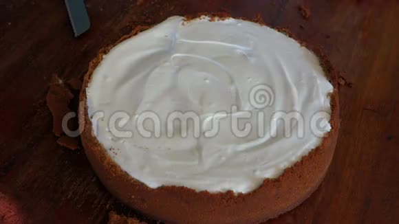 一个大玛丽尼尔奶酪蛋糕被切了视频的预览图