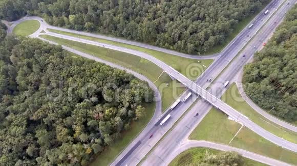 高速公路高速公路交通的空中射击卡车和汽车在路上视频的预览图