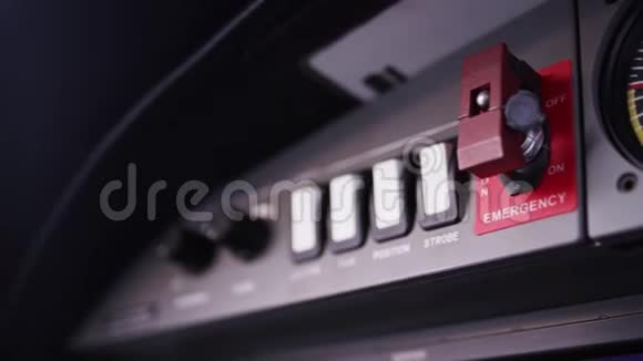 平面控制面板飞机驾驶舱的开关座舱红色紧急按钮视频的预览图