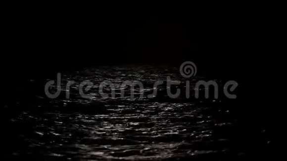 月光下的小路海面上低垂的月亮视频的预览图