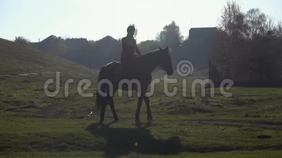 户外骑马的女人骑马的女人慢动作视频的预览图