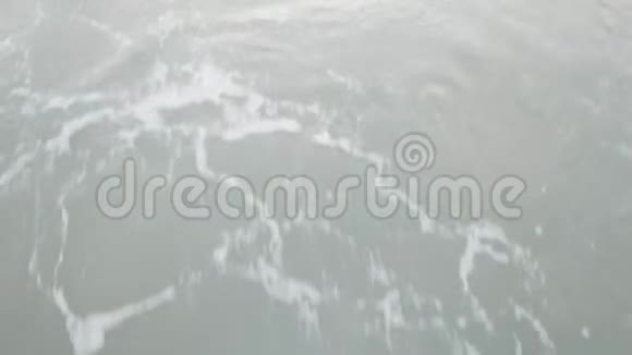 美丽的航拍特写镜头从水面上缓缓地飞上海面录像海景特写俯视视频的预览图