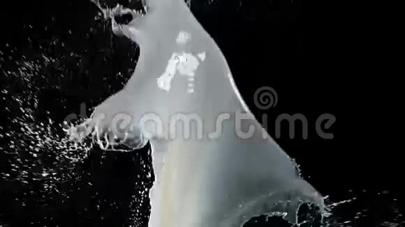 牛奶在黑色背景下喷出来视频的预览图