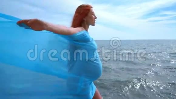 孕妇享受生活穿着蓝色衣服的孕妇视频的预览图