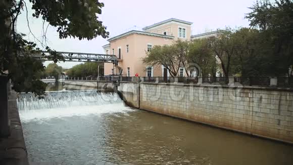 河上的大坝视频的预览图