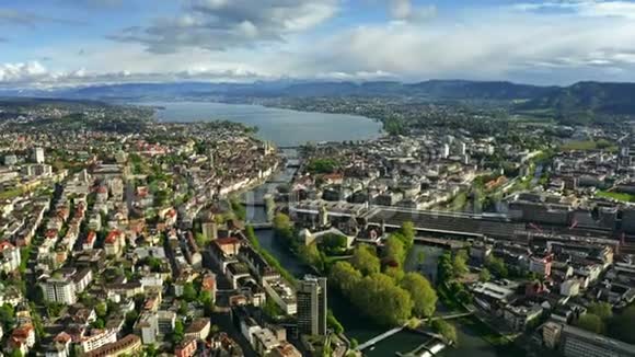 鸟瞰苏黎世林马特河和苏黎世湖瑞士视频的预览图