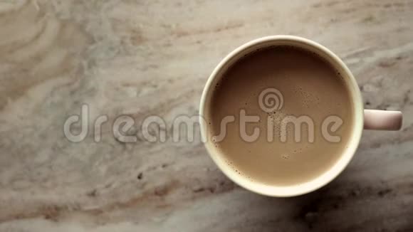 早晨的咖啡杯牛奶放在大理石石板上热饮放在桌子上上面的食物图片和食谱视频的预览图