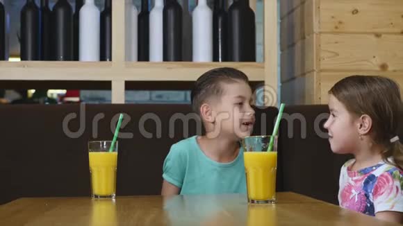 孩子们在咖啡馆里喝果汁视频的预览图