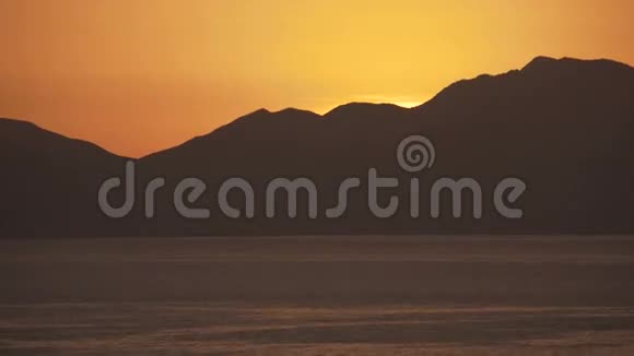 太阳从大海和沙漠中升起时间流逝视频的预览图