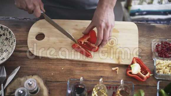 一位切红椒的厨师的俯视图视频的预览图