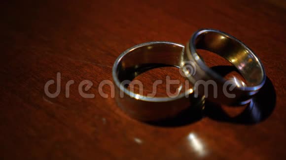 结婚戒指在桌子上在环表中反映视频的预览图