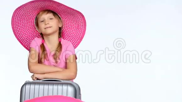 小女孩游客带着旅行箱出现拇指标志视频的预览图
