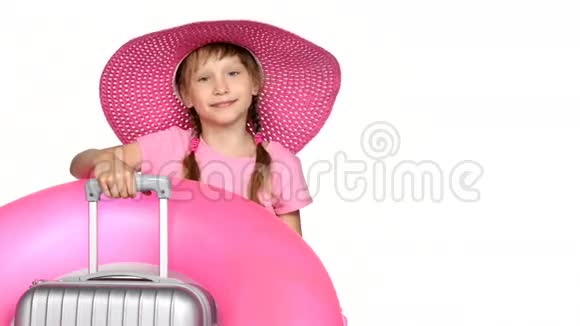 小女孩游客带着旅行箱出现拇指标志视频的预览图