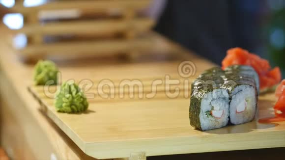 手把寿司放在木板上一个人在桌子上准备食物服务时间视频的预览图