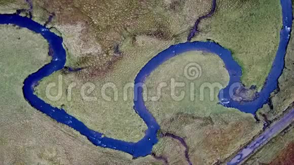 飞越Lealt河和LochCuithir和SgurraMhadaidhRuadh的单行道红狐岛山视频的预览图