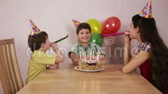 男孩在家和家人一起庆祝生日视频的预览图