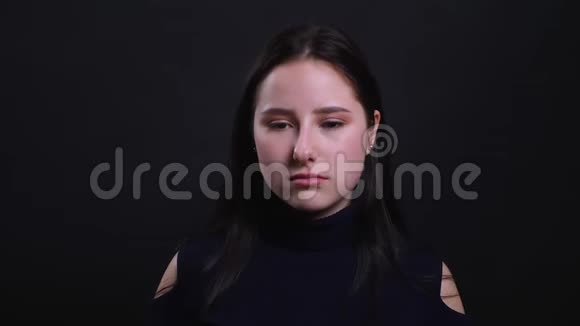 年轻迷人的黑发女性的特写镜头悲伤和沮丧地看着镜头背景被隔离开来视频的预览图