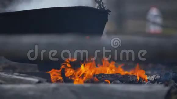 在野外露营时准备篝火的食物视频的预览图