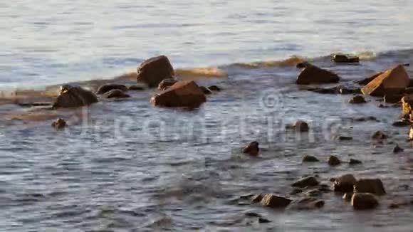 水和岩石芬兰湾沿岸的波浪视频的预览图