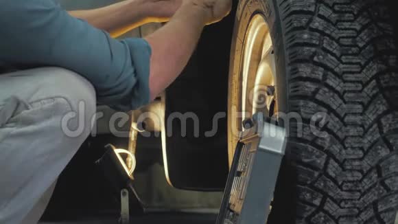 汽车服务维修保养和人员概念在车间工作的有扳手和灯的技工视频的预览图