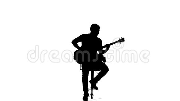 男低音吉他手坐在椅子上演奏乐器视频的预览图