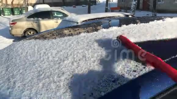 刷扫车上的积雪视频的预览图