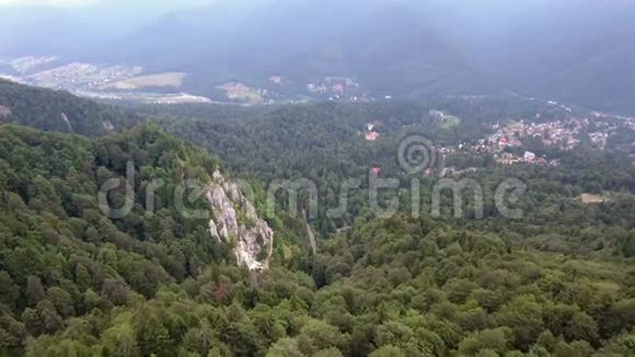 罗马尼亚山景镇山谷风光鸟瞰图视频的预览图