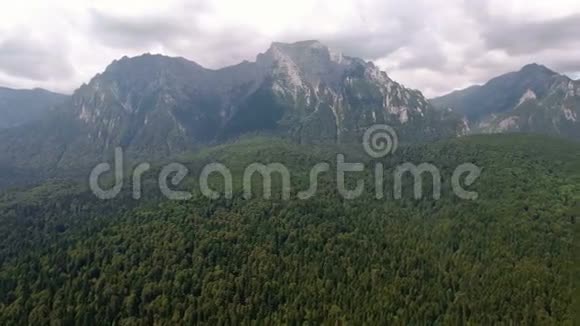 狭窄山谷和山脉的空中射击2视频的预览图