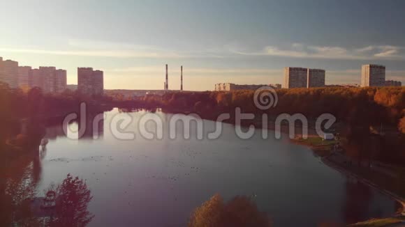 俄罗斯莫斯科泽勒诺格勒的肖科诺湖上的日落视频的预览图
